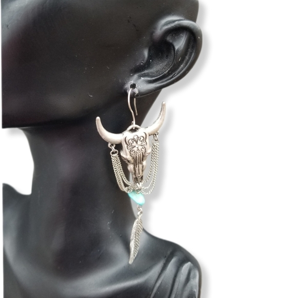 WESTERN STYLE SILVERTONE LONGHORN SKULL & HOWLITE DROP STATEMENT HOOK EARRINGS - Picture 3 of 5